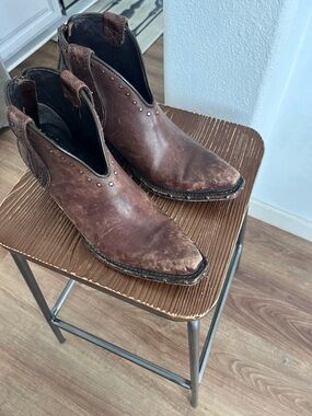 ARIAT WOMEN'S GREENLY DISTRESSED STUDDED BOOTIES - SNIP TOE - size 7.5